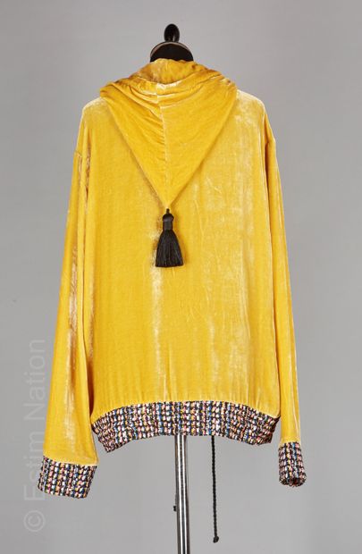 BY SASHA
Hooded SWEATER with a yellow velvet...