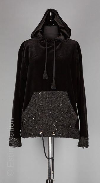 BY SASHA
Hooded SWEATER with a black velvet...