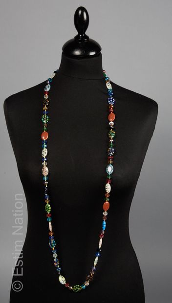 Long necklace made of glass pastilles in...