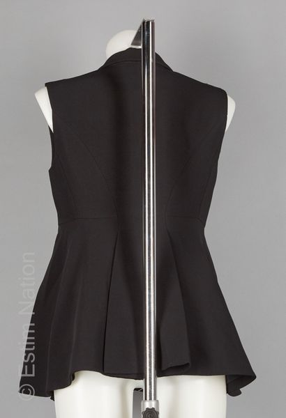GIVENCHY PAR RICCARDO TISCI (2017)
Sleeveless...
