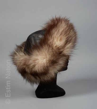 ANONYME Vintage 
Black leather and fox toque...