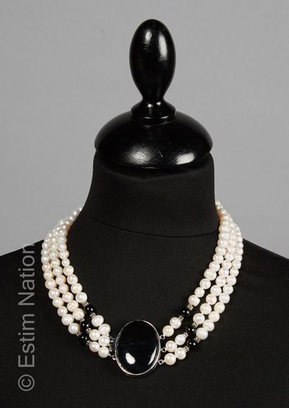 Necklace with 3 rows of freshwater pearls....