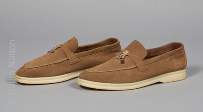 Loro PIANA
Pair of moccasins in khaki leather...