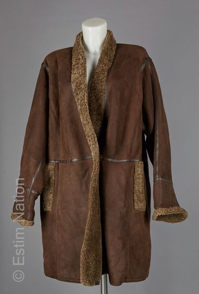 KENZO
Chocolate lambskin, one button, two...