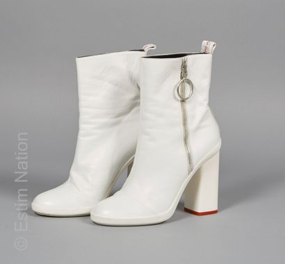 OFF WHITE
PAIR OF BOOTS in white lambskin,...
