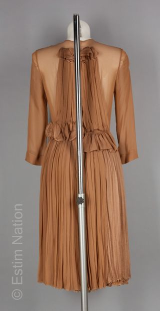 CHLOE

Dress in taupe silk crepe, chest and...