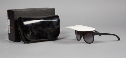 CHANEL (COLLECTION PRINTEMPS-ÉTÉ 2014)
Pair...