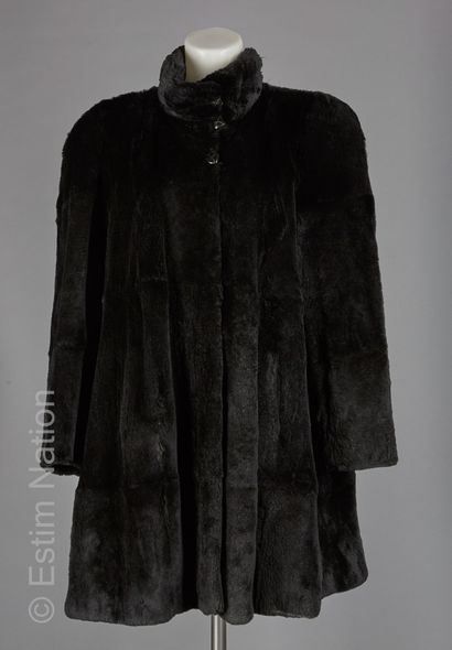 ANONYME
Black shaved rabbit coat, high collar,...