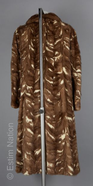 ISLAND FOURRURE
Coat in natural and pastel...