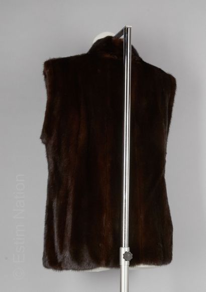 Max REBY
Sleeveless jacket in dark mink,...