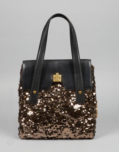 Marc JACOBS
SAC DU SOIR en cuir noir et sequins...