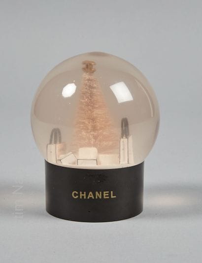 CHANEL
BOULE A NEIGE en verre et plastique...