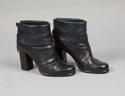 LOUIS VUITTON
PAIRE DE BOOTS à revers en...