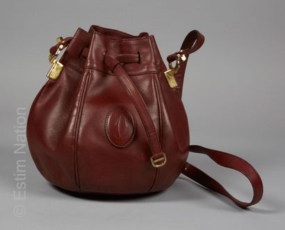 MUST de CARTIER
MINI SAC BOURSE en cuir bordeaux...