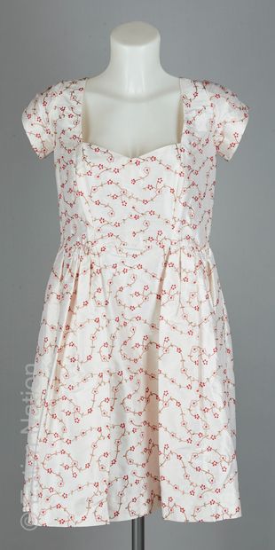 ANONYME
DEUX ROBES à petites manches : la...