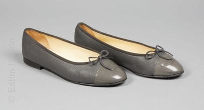 CHANEL
PAIRE DE BALLERINES en cuir grainé...