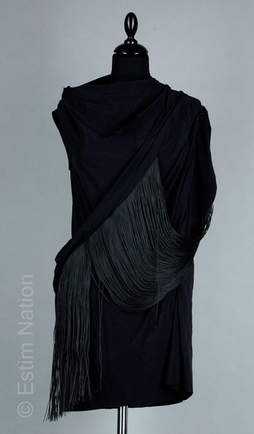RICK OWENS (COLLECTION PRINTEMPS-ETÉ 2019)
ROBE...