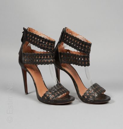 ALAÏA
PAIRE DE SANDALES en lézard découpé...