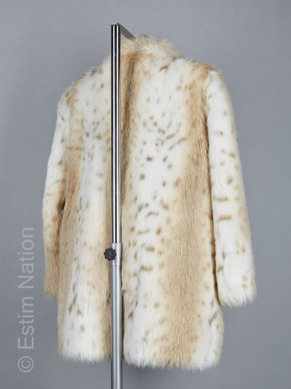 ANONYME
MANTEAU en fausse fourrure façon...