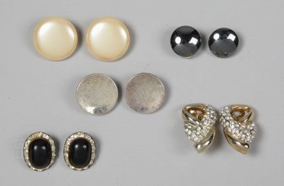 ANONYME Vintage 
CINQ PAIRES DE CLIPS D'OREILLES...