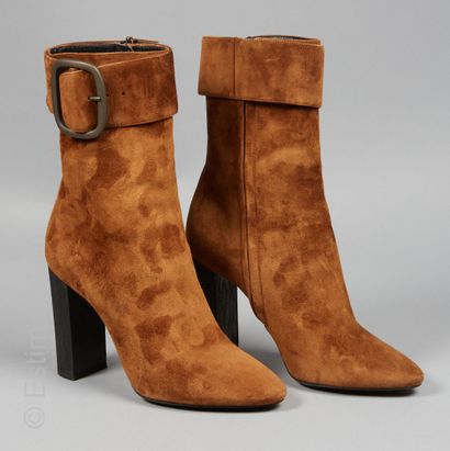 SAINT LAURENT
PAIRE DE BOTTES en peau praliné...