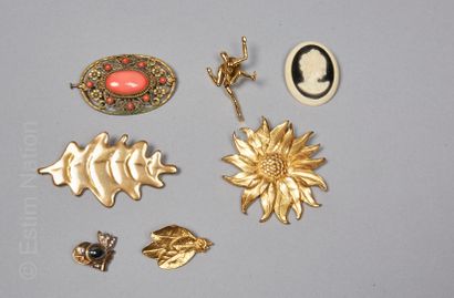 ANONYME
CINQ BROCHES et DEUX PINS divers...