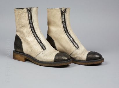 CHANEL
PAIRE DE BOTTES en cuir enduit façon...