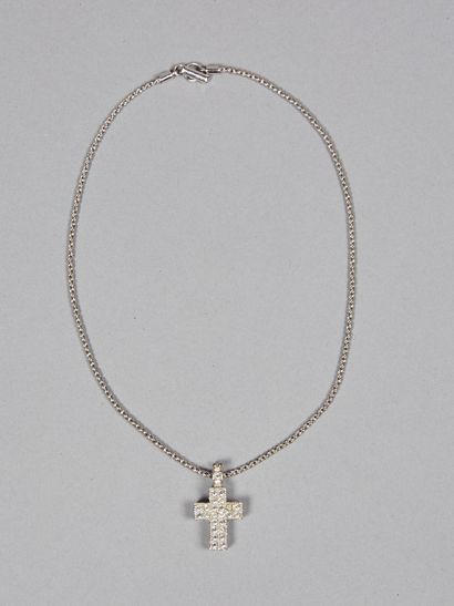 SWAROVSKI
RAS DE COU agrémenté d'un pendentif...