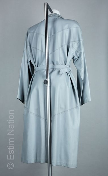 ANDRE POUJADE VINTAGE
MANTEAU en cuir bleu...