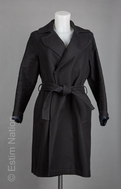 APC
MANTEAU en gabardine de coton noir, ceinture,...