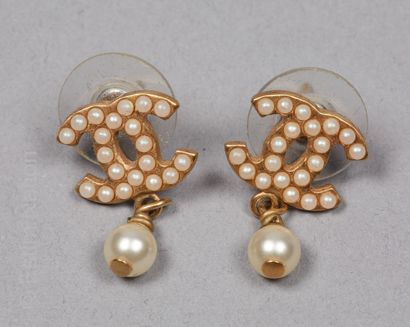 CHANEL
PAIRE DE PETITS PENDANTS pour oreilles...