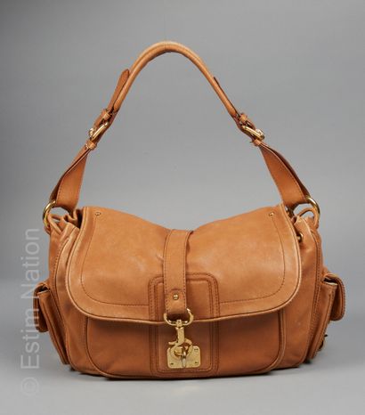 Marc JACOBS
SAC à rabat en cuir gold surpiqué,...