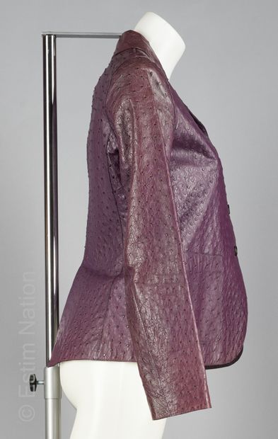 PRADA (COLLECTION PRINTEMPS-ÉTÉ 2000)
VESTE...