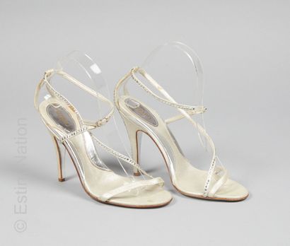 AZZARO Paris
PAIRE DE SANDALES en cuir argenté...