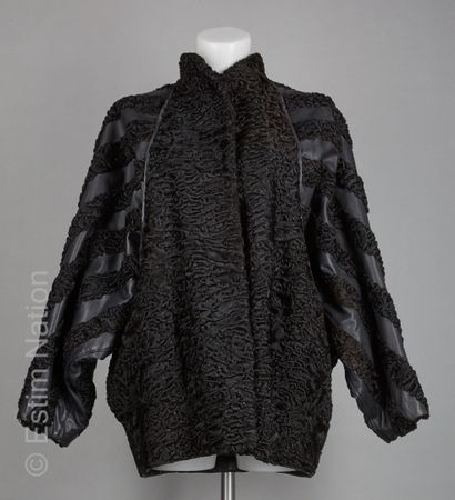 ZOBELOT
VESTE en breitschwanz et cuir travaillé...