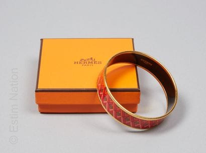 HERMES
JONC en métal plaqué or émaillé d'une...