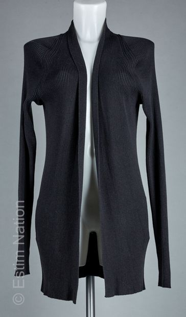 Haider ACKERMANN
DEUX LONGS GILETS en laine...
