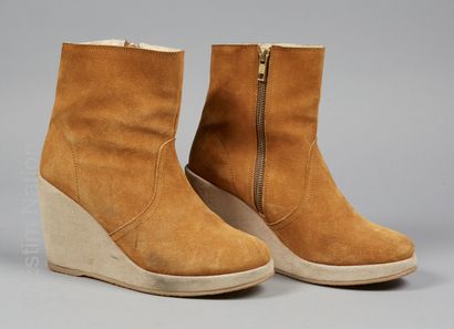 APC
PAIRE DE BOTTES compensées en peau camel...