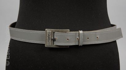 Yves Saint LAURENT
CEINTURE en cuir grainé...