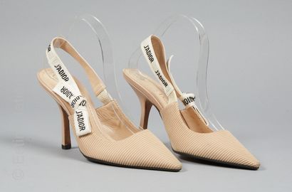 CHRISTIAN DIOR
PAIRE D'ESCARPINS à talons...