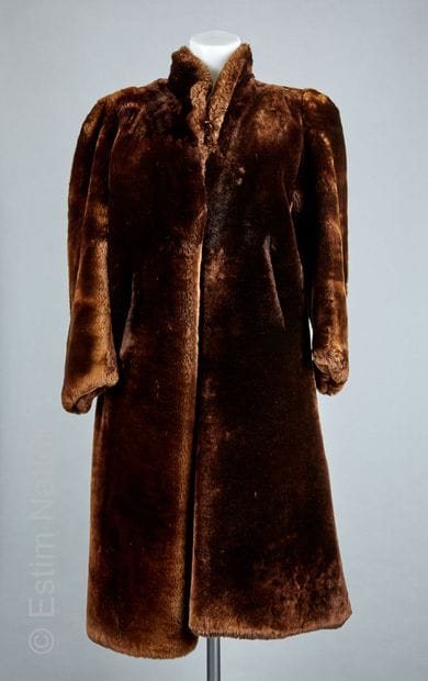 ANONYME Vintage 
MANTEAU en mouton doré,...