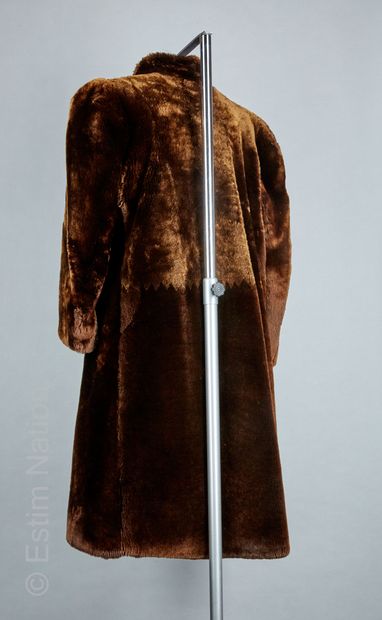 ANONYME Vintage 
MANTEAU en mouton doré,...