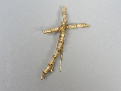 Christian LACROIX
BROCHE figurant une croix...