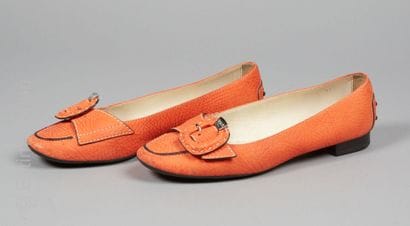 Tod's
PAIRE DE MOCASSINS en cuir grainé peau...