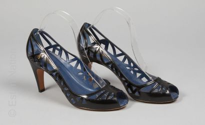 LOUIS VUITTON
PAIRE D'ESCARPINS en veau glacé...