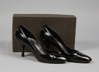 LOUIS VUITTON
PAIRE D'ESCARPINS 