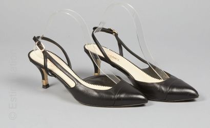 CHANEL
PAIRE D'ESCARPINS à talons ouverts...