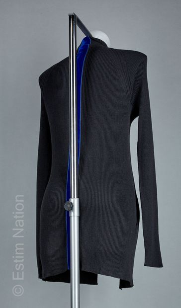 Haider ACKERMANN
DEUX LONGS GILETS en laine...
