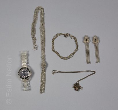 ANONYME
COLLIER en métal argenté, PAIRE DE...