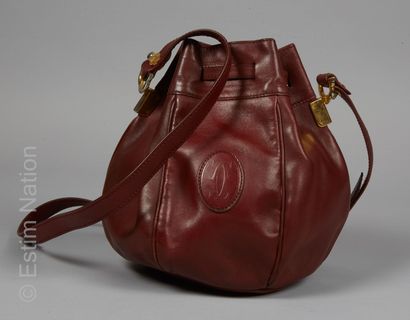 MUST de CARTIER
MINI SAC BOURSE en cuir bordeaux...